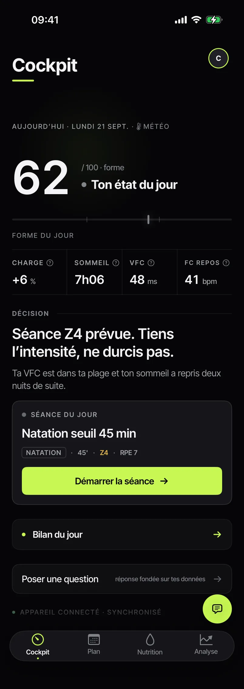 Écran Cockpit de l’application PREVAIL&nbsp;: un indice de forme de 62 sur 100, la charge, le sommeil, la VFC et la FC de repos, puis la décision du jour et la séance prévue — une natation au seuil de 45&nbsp;minutes — avec son bouton de départ, le bilan du jour et l’accès au chat.